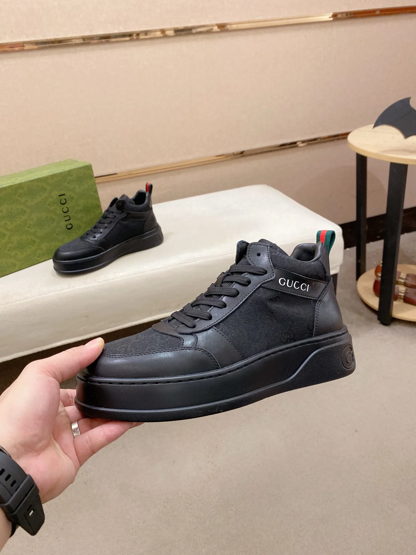Factory price: 442💰 (GUCCI) The latest model from the official website🎁🎁Casual and fashionable men's shoes👟, hot style💥The style is simple and elegant, exclusive for trendy men. Unique official website's latest brand elements👑original Gucci decoration, fashionable and generous, the fabric is original cowhide ✅sheepskin lining, the official website specifies wear-resistant casual outsole, the classic model is taken in kind at the counter🎬38-44 (can be customized for 45 non-refundable)